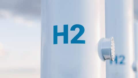 Zwei weiße Tanks mit der Aufschrift "H2"