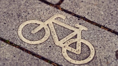 Fahrradsymbol auf Pflasterstein