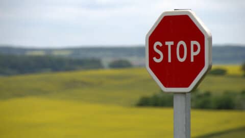 Stop-Schild in der Landschaft